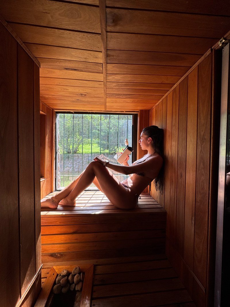 Anto junto a la ventana del sauna, contenido wellness