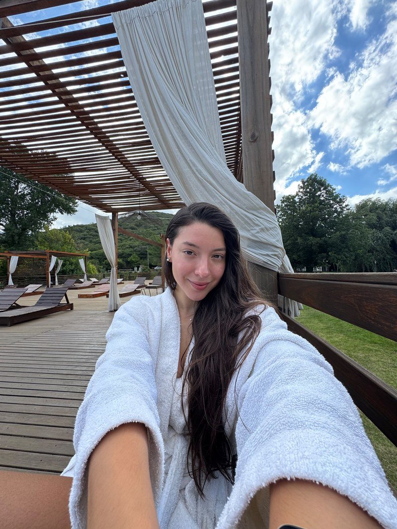 Anto con bata en el deck de un spa de hotel