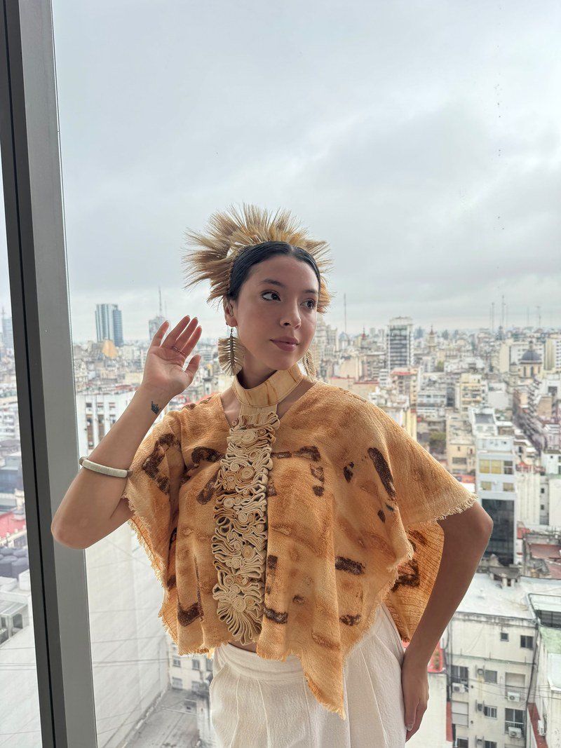 Anto con poncho artesanal y tocado, editorial de moda