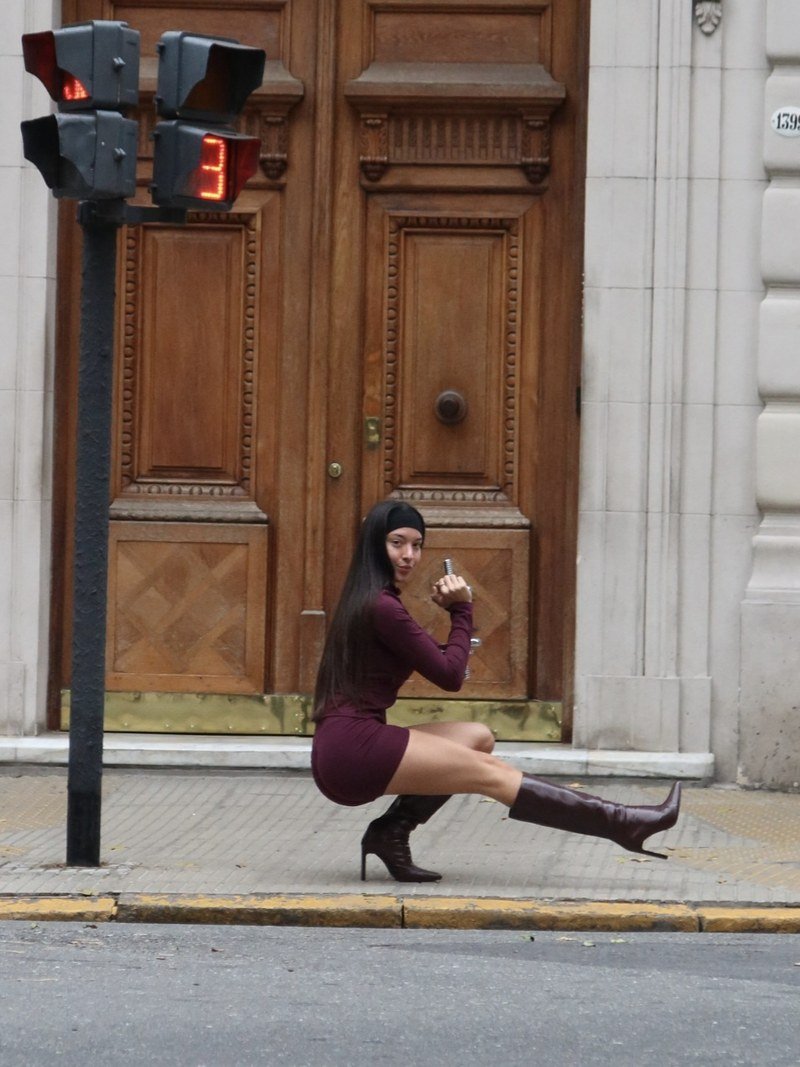 Anto en pose editorial con vestido y botas altas, moda urbana