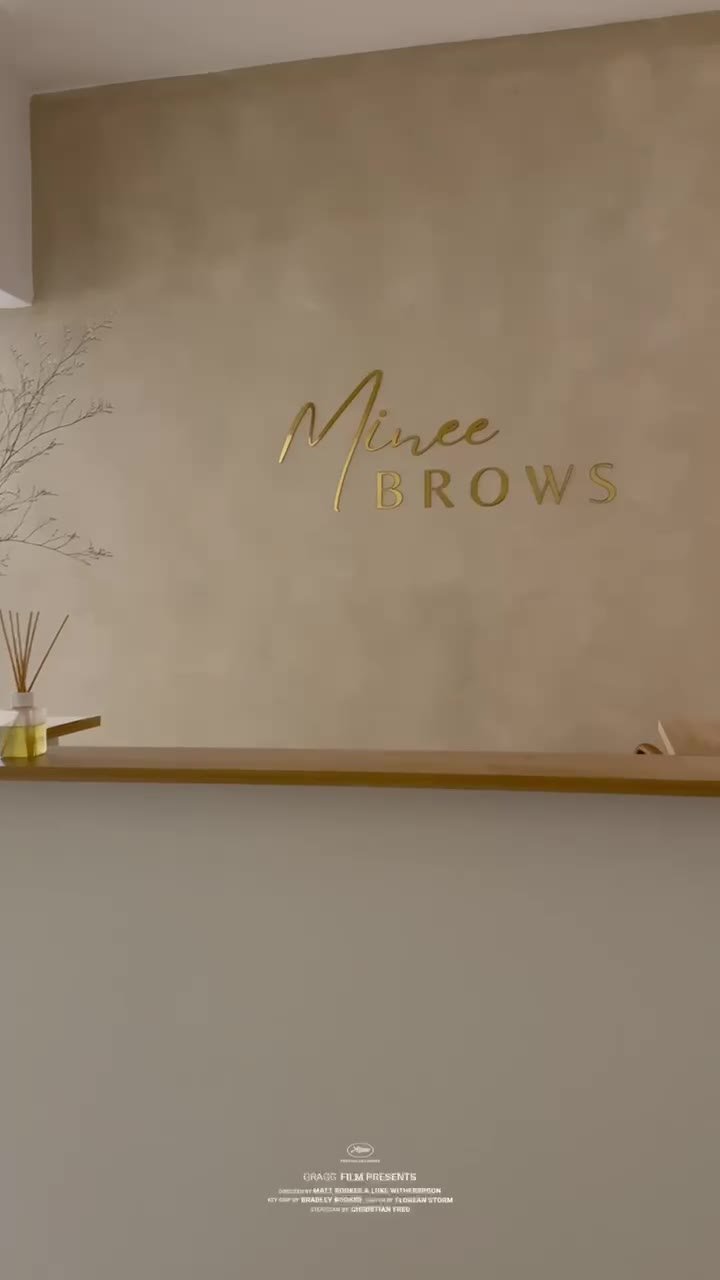 Anto en el local de Minee Brows, tratamiento de cejas