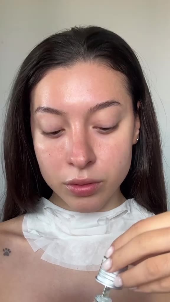 Anto haciendo su rutina de skincare